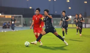 đá thòng trung vệ