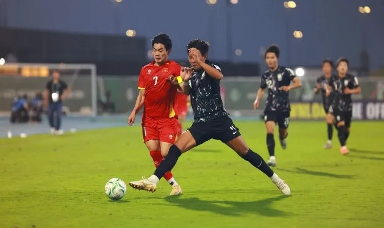 đá thòng trung vệ